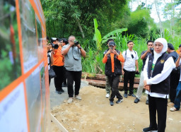 Gubernur Khofifah Tinjau Rekonstruksi Dua Jembatan di Desa Tambakrejo Pacitan,