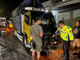 Tabrakan Truk Vs Motor di Blitar, 1 Tewas 3 Luka