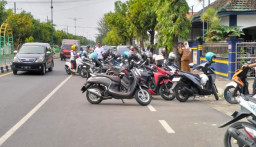 Parkir Liar di Depan KPP Pratama Sumenep, Disperkimhub Dinilai Abai dengan Dalih Jalan Nasional