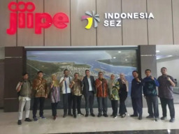 Dosen STIAMAK–UMG Kunjungan Studi ke KEK JIIPE Manyar Gresik