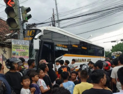 Bus Harapan Jaya Senggol Motor dan Seruduk Mobil di Kediri