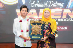 Gubernur Khofifah dan Wagub Emil Dardak Bersama Masyarakat Jawa Timur Sambut Meriah Valen Sang Juara D'Academy