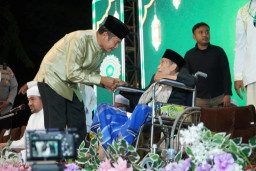 Malam Pergantian Tahun di Lamongan, Pak Yes Ajak Masyarakat Berefleksi Lewat Sholawat
