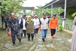 Curah Hujan Meningkat Tiga Kali Lipat, Gubernur Khofifah dan Bupati Yes Tinjau Banjir di Laladan Lamongan