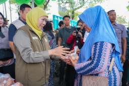 Kendalikan Inflasi Awal Tahun, Gubernur Khofifah Gelar Pasar Murah di Deket Lamongan