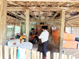 Tinggal di Gubuk Reyot, Dua Lansia di Sampang Akhirnya Mendapat Bantuan BPBD