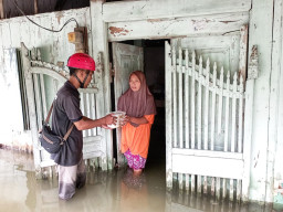 Tembus Arus Menggunakan Perahu, Tim Siaga Bencana Nurul Hayat Pasok Makanan untuk Korban Banjir Lamongan