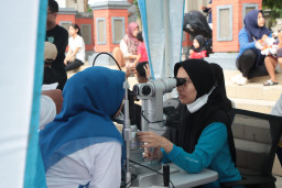 Bebas Kacamata Plus di Usia Senja, NEC Surabaya Kenalkan Teknologi Lasik Presbyond bagi Lansia Lamongan