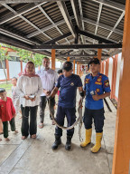 Siswa Sekolah Rakyat Jember Gempar! Ular King Koros Sepanjang 2 Meter Sembunyi di Selokan Sekolah