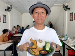 Pencinta Pedas Gresik Merapat! Nasi Tempong Mak Ros Resmi Buka di Green Garden, Sambal Segarnya Bikin Nagih