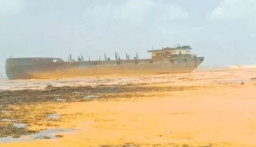 Warga Cemas Ekosistem Rusak, Pemkab Sumenep Bergerak Bersihkan Tumpahan CPO di Gili Iyang