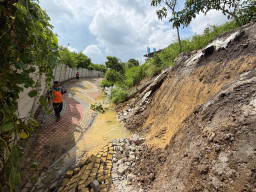 Hujan Deras Picu Longsor, Jogging Track Stadion Gelora Joko Samudro Gresik Ambles