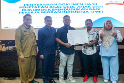 Pemkab Gresik Perkuat Perlindungan Anak PMI, Serahkan Dokumen Asal Usul dan Administrasi Kependudukan
