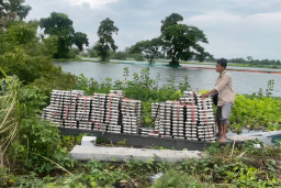 Terobos Banjir Bengawan Jero, MBG untuk Sekolah di Lamongan Dikirim Menggunakan Perahu