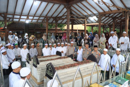 Kapolres Gresik Lakukan Ziarah Religi ke Makam Wali, Perkuat Silaturahmi dengan Tokoh Agama