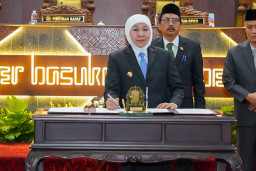 Gubernur Khofifah dan DPRD Jatim Tetapkan Dua Perda Strategis untuk Perlindungan Pembudi Daya Ikan dan Petambak Garam