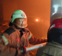 Pagi Mencekam di Nginden! Tempat Biliar Terbakar, 8 Unit Damkar Dikerahkan