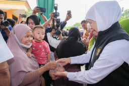 Gubernur Khofifah Gelar Pasar Murah di Banjarsari Gresik