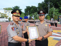 Kapolres Gresik Berikan Penghargaan dan Satyalancana Kepada 63 Anggota Jajaran
