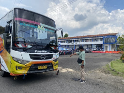 Bus Putra Mas Tabrak Motor di Depan RSUD Sumberrejo, Sopir Masih Diperiksa Polisi