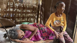 Miris, Dua Lansia di Sampang Tinggal di Gubuk Tua Serba Kekurangan