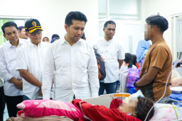 Jenguk Pelajar Keracunan MBG, Wagub Emil Pastikan Korban Tertangani Baik