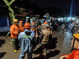 Banjir Bandang Lumpur Terjang Desa Pakis Jember, Mantan Sekdes Hanyut Terseret Arus