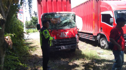 Truk Box J&T dan Dump Truck Bertabrakan di Jalan Bojonegoro–Babat