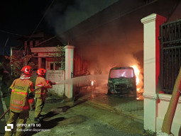 Korsleting Aki Berujung Petaka, Dua Mobil dan Motor Listrik di Bojonegoro Hangus Terbakar