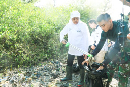 Gubernur Khofifah Pimpin Aksi Kurve Sampah Pantai, Gerakkan Semua Lini Wujudkan Wisata Bersih