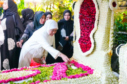 Haul Agung Sunan Ampel ke-549: Khofifah Ajak Jamaah Perkuat Karakter Lewat Moh Limo