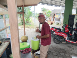 Banting Setir dari Kepala Gudang, Pria Jember Raup Omzet Jutaan Rupiah dari Jualan Es Degan