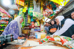 Gubernur Khofifah Tinjau Pasar Dukuh Kupang, Instruksikan Tambah Suplai Minyakita dan Telur