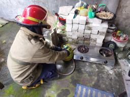 Gerak Cepat Tim Damkarla Gresik Jinakkan Semburan Api Elpiji di Perumahan Puri Asta Kencana
