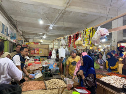 Kunjungi Pasar Tradisional Sampang, Bapanas RI Pastikan Stok Sembako Aman Jelang Ramadan