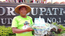 Soroti Setahun Kepemimpinan Fawait–Djoko, Petani Arjasa Bagikan Tumpeng dan Takjil di Depan Pemkab Jember