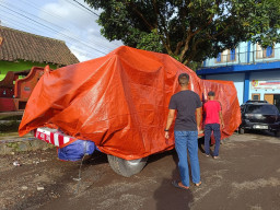 Krisis Lahan Penyimpanan Bantuan, Truk Damkar Kuno Tahun 1975 Terpaksa Mengalah Parkir di Luar