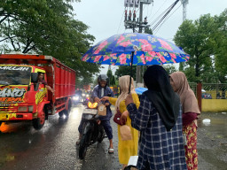 PKK Desa Domas Bagikan 550 Paket Eco Takjil : Sajikan Pangan Lokal, Perangi Sampah Plastik