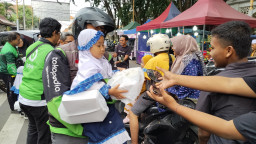 Edukasi Empati di Luar Kelas: KB-TK YIMI Gresik Bagikan 360 Paket Takjil Bersama Driver Online