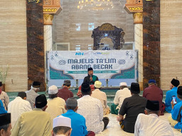 Nurul Hayat Gresik Berbagi Bahagia Ramadan Bersama Puluhan Abang Becak