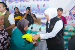 Jaga Stabilitas Harga Jelang Lebaran, Gubernur Khofifah Gelar Pasar Murah hingga Pelosok Banyuwangi