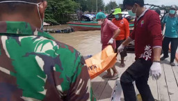 Mayat Tanpa Identitas Ditemukan Terapung di Bengawan Solo, Dievakuasi ke RSUD Ibnu Sina Gresik