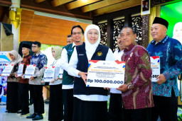 Sapa Bansos di Sidoarjo, Khofifah Salurkan Rp3 Miliar Lebih untuk Perkuat Ekonomi Warga Jelang Ramadhan