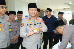 Kapolres Gresik dan 19 PJU Jalani Tes Urine Mendadak, Hasilnya Seluruhnya Negatif