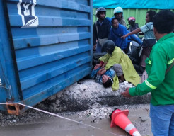 Kronologi Kontainer Terlepas Usai Tersangkut Kabel, Timpa Pemotor di Jalan Raya Daendels Manyar Gresik