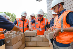 SIG Suplai 36.000 Bata Interlock untuk Percepat Pembangunan Huntap Korban Banjir di Padang