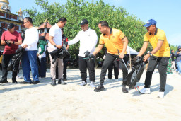 Forkopimda Gresik Laksanakan Korve Aksi Bersih Pantai Dalegan
