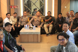 Ngopi dan Santap Nasi Krawu Bareng, Kapolres Gresik Pererat Sinergi dengan Awak Media