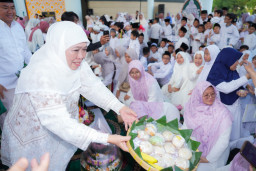 Gubernur Khofifah Ajak Perkuat Kesalehan Sosial Lewat Tradisi Megengan di Masjid Al Akbar Surabaya
