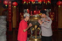 Kapolres Gresik Tinjau Pengamanan di Klenteng Kim Hin Kiong, Pastikan Semuanya Aman